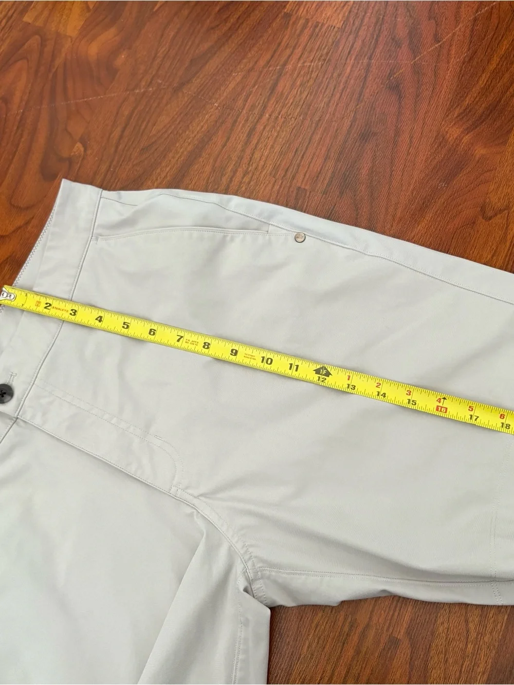 Vuori Men's Vuori Meta Cargo Short Shorts Beige Grey Size 34 Casual Comfort USA